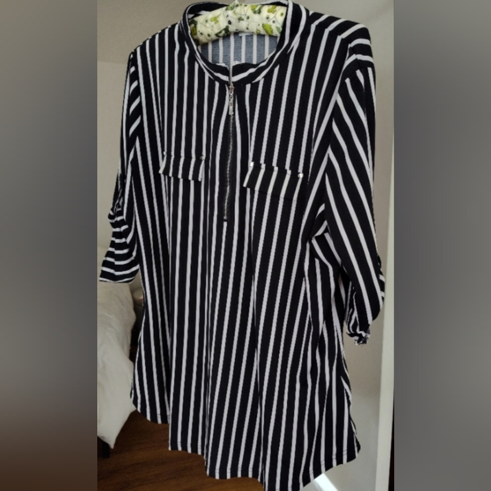 Ninedailey Tunic Style B & W Stripe Zipper V- Neck Roll Tab Sleeves 23" PTP  GUC